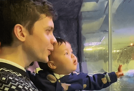 Mini video: take just 25 seconds to see our intrepid toddler exploring National Sealife Birmingham